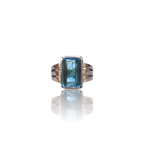 Natural Blue Topaz Silver Ring 11.50 Ct — close up detail, authentic blue topaz silver ring