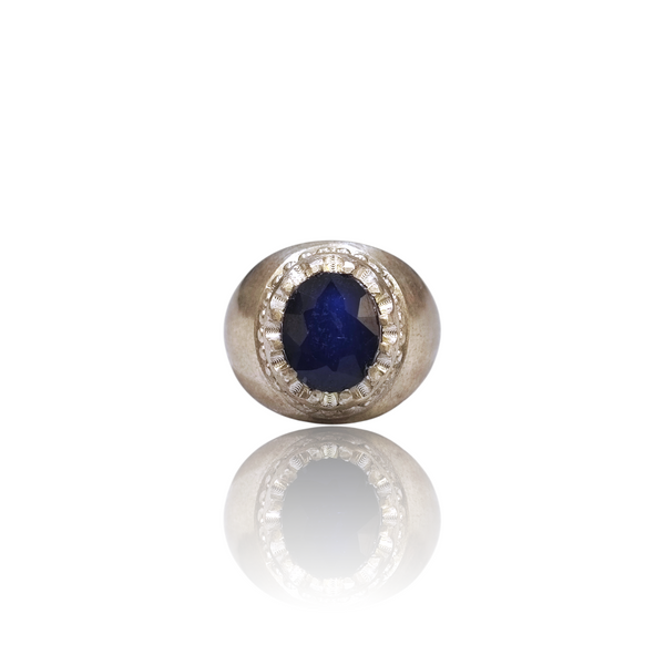 Natural Blue Sapphire Silver Ring 4.01 Ct — close up detail, authentic blue sapphire neelam silver ring