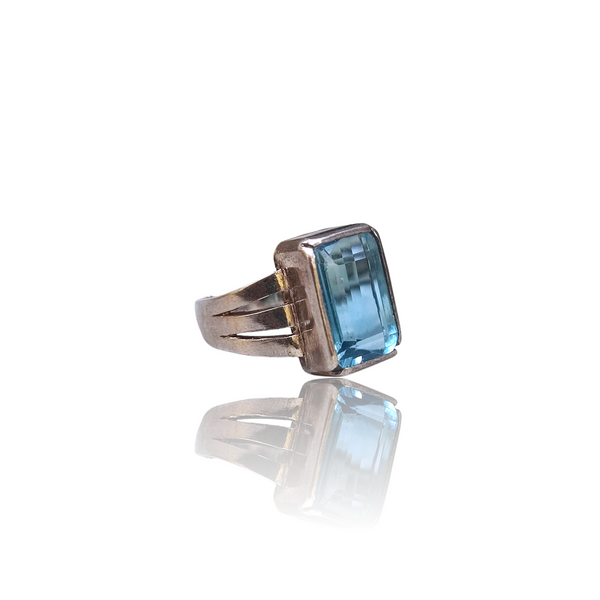 Natural Blue Topaz Silver Ring 11.50 Ct — side view, lab certified natural blue topaz