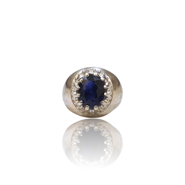 Natural Blue Sapphire Silver Ring 3.60 Ct — close up detail, authentic blue sapphire neelam silver ring